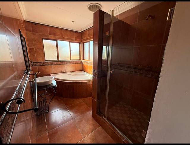 4 BEDROOM HOUSE FOR SALE IN ROOIHUISKRAAL NORTH